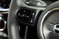 一見タッチ式に見えるステアリングスイッチだが、実際にはアイコン部分を押し込むと反応する機械式である。