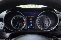 ブルーのイルミネーションが特徴のフルハイブリッド車専用メーター。EV走行などのインジケーターが追加されている他、中央に搭載されるマルチインフォメーションディスプレイの表示内容も変わっている。（写真をクリックすると、各種表示が見られます）