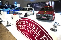 「オートモビル カウンシル2026」の会場から（主催者テーマ展示「現代に蘇る往年の名車＜レストモッドの世界＞」）
