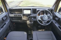 スクエアなデザインでまとめられたインテリア。傷がつきにくく目立ちにくいよう、あえて粗めの表面仕上げとされている。