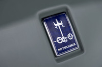 リアに貼られた七宝焼の「MITSUOKA」バッジ。