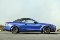 新型「M4カブリオレ」はルーフにソフトトップを採用している。真横から見ると、ノーズからリアエンドへと一直線に伸びるショルダーラインが印象的だ。