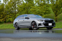 カメラマンが苦労して撮影した「BMW i5ツーリング」。この試乗車は上位グレードの「M60 xDrive」で、より安価な後輪駆動の「eDrive40」もラインナップされている。