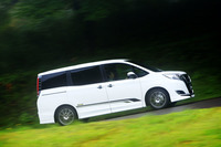 
	TRDでは「エスクァイア」用に、フロントドアのすき間を埋めるスタビライザーとボディー下部に装着するブレースを開発。これによりボディー全体が均等に強化され、ハンドリング性能を向上させるという。
	