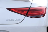 ボディーの曲面にぴったりと沿ったリアコンビランプ。ラインやエッジといった要素を減らし、エクステリア全体でシンプルな面構成を志向する。