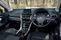 インテリアカラーは全車でブラックのみの設定。マットシルバーとピアノブラックの加飾を随所に取り入れることで、上質感を演出している。