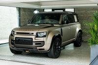 「THE MAGARIGAWA CLUB」で開催された特別プレビューイベントより、ヴィラのガレージに展示された「ディフェンダー・オクタ」。