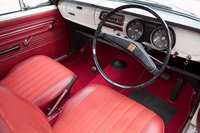 初代「カローラ」のインストゥルメントパネルまわり。操作性に優れる4段フロアシフトの採用もトピックだった。