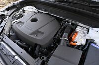 最高出力253PSの2リッター直4ターボエンジンと同71PSのフロントモーター、同145PSのリアモーターで構成される「XC60リチャージ アルティメットT6 AWDプラグインハイブリッド」のパワーユニット。