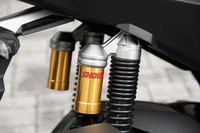 ショーワ製のリアサスペンションはリザーバータンク付きのツインショック。プログレッシブなスプリングとの組み合わせにより、あらゆる道路環境での快適性が追求されている。