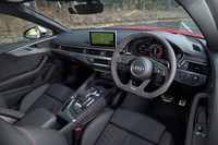 各所に「RS」のロゴがあしらわれたインテリア。テスト車には「RSデザインパッケージ」が採用されており、コンソールなどに赤いステッチ入りのアルカンターラが用いられていた。