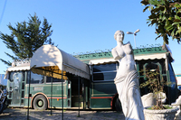 事務所は、1970年代のフィアット製バス「418AC」を改造したもので、ペルージャで路線用として使われていたものだった。