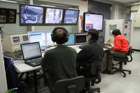 テストベンチをそろえた「エンジン実験室」。鈴鹿サーキットの走行シミュレーション中で、右端のモニターにコースレイアウトとマシンの現在位置が示されている。これでエンジンの特性や耐久性、オイル消費、燃費などを評価する。