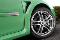 タイヤは、特別に開発されたという「コンチネンタル スポーツコンタクト3（215/45R17）」が装着される。ブレーキは、フロントに、直径312ミリのブレンボ製ベンチレーティッドディスク＋ブレンボ製4ポットキャリパー、リアには、直径300ミリのブレンボ製ソリッドディスク＋TRW製シングルピストンキャリパーが組み合わされる。