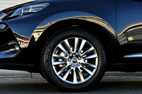 「プレミアム“アドバンストパッケージ”」と「プレミアム」に装着されるタイヤのサイズは235/55R18。