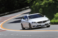 コーナーを駆け抜ける「S60 D4 R-DESIGN」。そのエクステリアは、標準車とは異なる、専用のフロントグリルやバンパー、ドアミラー、ホイールなどでドレスアップされている。