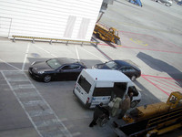 こちらも、ミュンヘン空港で。車いす用車両の向こうに待機しているのは……。