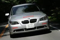 約1.7トンとけっして軽くない530dだが、0-100km/h加速は7.1秒。最高速度は245km/hに達する。