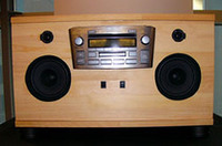 
	こちらは、アベンシスのオーディオを用いたコンポ。オーディオ好きの福里健チーフエンジニアのお手製という
	 