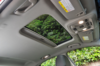 「プレミアム」のみに設定されるオプションの電動サンルーフ。サンシェード付きで、お値段は12万750円なり。
    