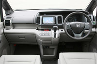 ステップワゴンZiのインパネ。カーナビはオプションで、装着率は約50％という。