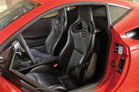 乗車定員は2名。スポーティーなデザインのシートには、オプションでシートヒーターも付けられる。