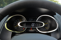 楕円（だえん）でまとめられたメータパネル。左が回転計、中央はデジタル表示の速度計、右が燃料計となる。