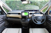 「フリードGホンダセンシング」のインストゥルメントパネルまわり。細いピラーや、低く抑えられたダッシュボードやメーターなどにより、広々とした視界を確保している。