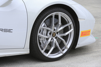 タイヤサイズは前が245/30ZR20、後ろが305/30ZR20。