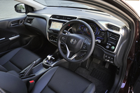 インパネはピアノブラックのパネル、シルバーの加飾、ソフトパッドなどを使用して上質感を表現している。また、センター部をドライバー側に傾けて操作性を向上させている。