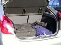 セダンより明らかに使い勝手のいい荷室。一つの難点は、リアデッキが高くなって、後方視界が多少悪くなること。