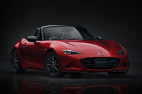 フロントまわりではボンネットの高さを抑えるため、衝撃を感知すると後端が跳ね上がる「アクティブボンネット」を採用している。
    