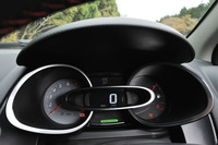 3つのリングで構成されるメーターパネル。左はエンジン回転計で、中央のモニターに車速がデジタル表示される。右のリング内には、燃料計と各種警告灯などがレイアウトされる。