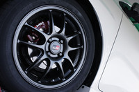 アルミホイールはエンケイ製の16インチ。奥におさまるブレーキローターはスリット入りだ。