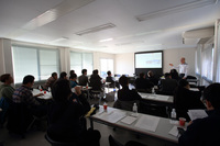 取材会にて、「アウディドライビングエクスペリエンス」の歴史を説明する田部さん。日本では2001年6月にローンチされ、翌2002年に、女神湖にて氷結路の走行プログラムが開催された。