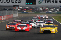 GT500クラスのスタートシーン。レースは、最初から黄色いGT-Rの主導で進んだ。