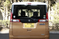 後席は左右個別にリクライニング、スライド、ダイブダウン格納が可能。ロック解除のひもをシートバックに備えたことで、テールゲート側からの作業だけでシートが格納できるようになった。（クリックするとシートが倒れる様子が見られます）