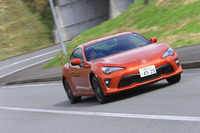 ボディーについては、リアピラーのスポット打点増し打ちによって剛性を強化。操舵応答性と乗り心地を改善している。