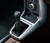 トランスミッションはCVTと5段MTの2種類が用意される。