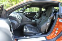 オプション「エクステンテドレザーパック＋プレミアムレザーインテリア」を選択した、テスト車「Fタイプ S クーペ」のインテリア。