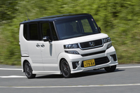 “ミニバン並みのユーティリティー性”を武器に、2015年前半、軽自動車販売のトップを走り続けた「ホンダN-BOX」。走行性能やドレスアップにこだわったコンプリートカー（写真）も、カタログモデルとしてラインナップされている。
    