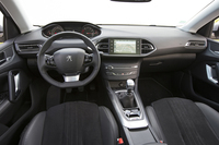 
	インテリアの様子。やや小ぶりなステアリングホイールは横長のだ円形で、実寸は351×329mm。
	