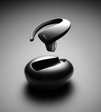 本来四角いヘッドセットを、丸いものに入れたのがミソ。デンマークらしいヒューマンデザインを武器に、潜在的なユーザーにアピールする。