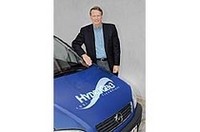 2001年に開催された第35回東京モーターショーで展示された「オペル・ハイドロジェンスリー（HydroGen3）」。オペル・ザフィーラを5人乗りとして、燃料電池装置を搭載した実験車だ。なおGMは、わが国において、経済産業省主導のもと実施される「水素・燃料電池実証プロジェクト（JHFC）」に、「ハイドロジェンスリー」で参加する予定。写真下の人物は、ゼネラルモーター社長兼CEO　リック・ワゴナー氏。