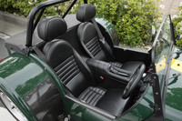 2名の乗員は、ご覧のとおり、リアホイールのすぐ隣に着座することになる。