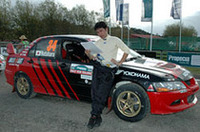 PCWRCに「ランサーエボリューション8」で出場している奴田原文雄は7位完走。同郷のライバル、「インプレッサ」を駆る新井敏弘は2位でフィニッシュした。