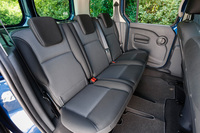 リアシートは分割可倒式。3席は均等にスペースが振り分けられている。