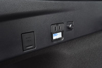 荷室の左側面には、外部給電できるアクセサリーコンセントが備わる。エンジンをかけずに給電できる時間は、1500Wで3時間。エンジンを使う「HV給電モード」を選ぶと2日間ほどの給電が可能となる。