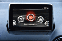 カーナビのほか、さまざまな情報を表示する7インチのセンターディスプレイ。画面を注視していても安全な前方視界が得られるよう、搭載位置や画面の角度にこだわったという。（写真をクリックすると表示バリエーションが見られます）
    