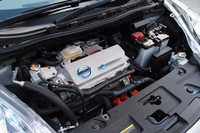 フロントに搭載されるモーター。109psと28.6kgmを発生する。